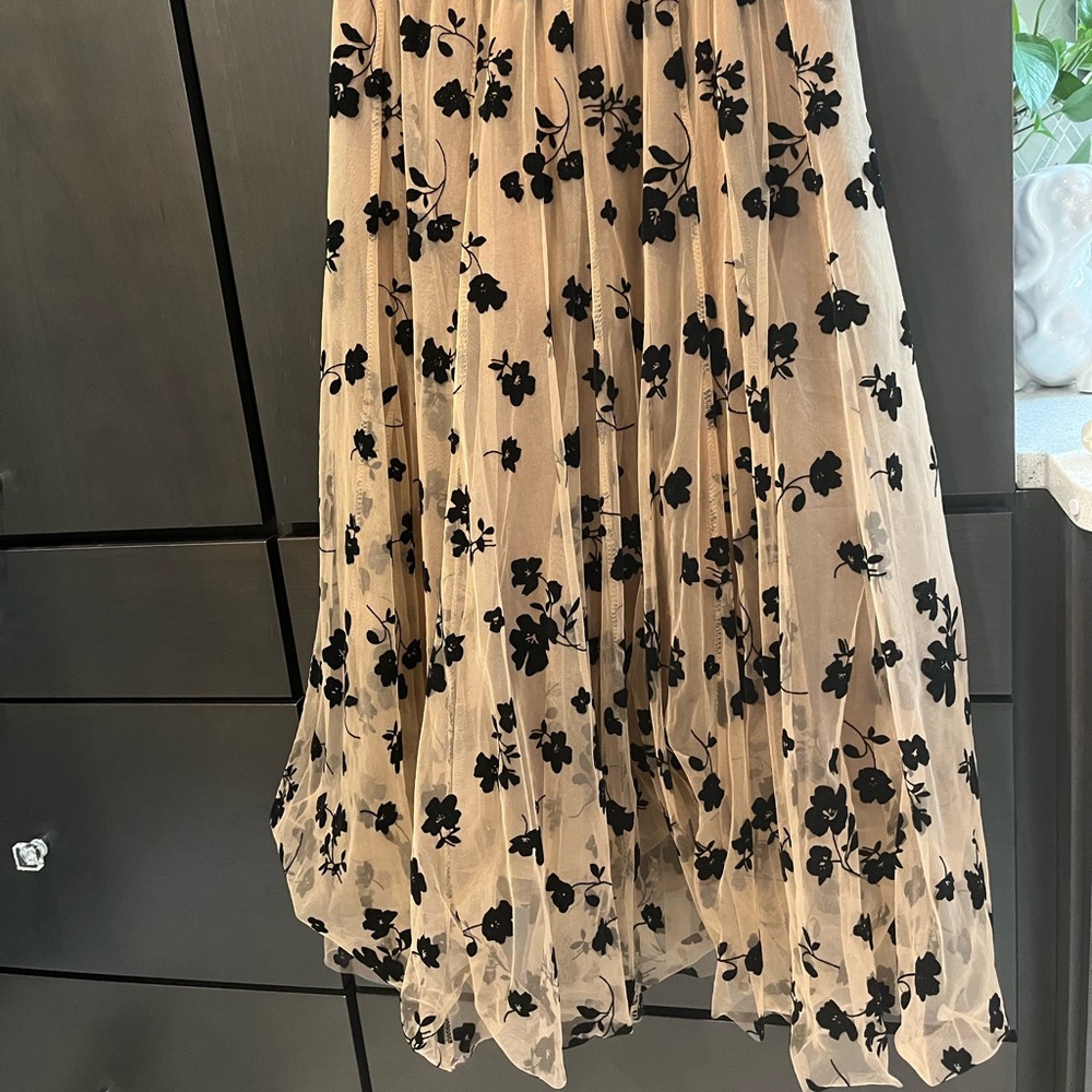 Lined mesh skirt with black velvet flower detail